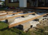 Montaż na naturalnym podłożu - wykonany z bloczków betonowych